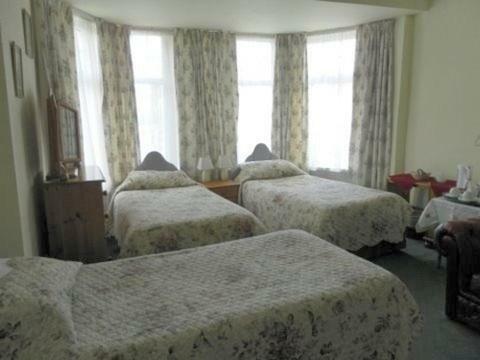The Knoll Guesthouse Newport  Ngoại thất bức ảnh
